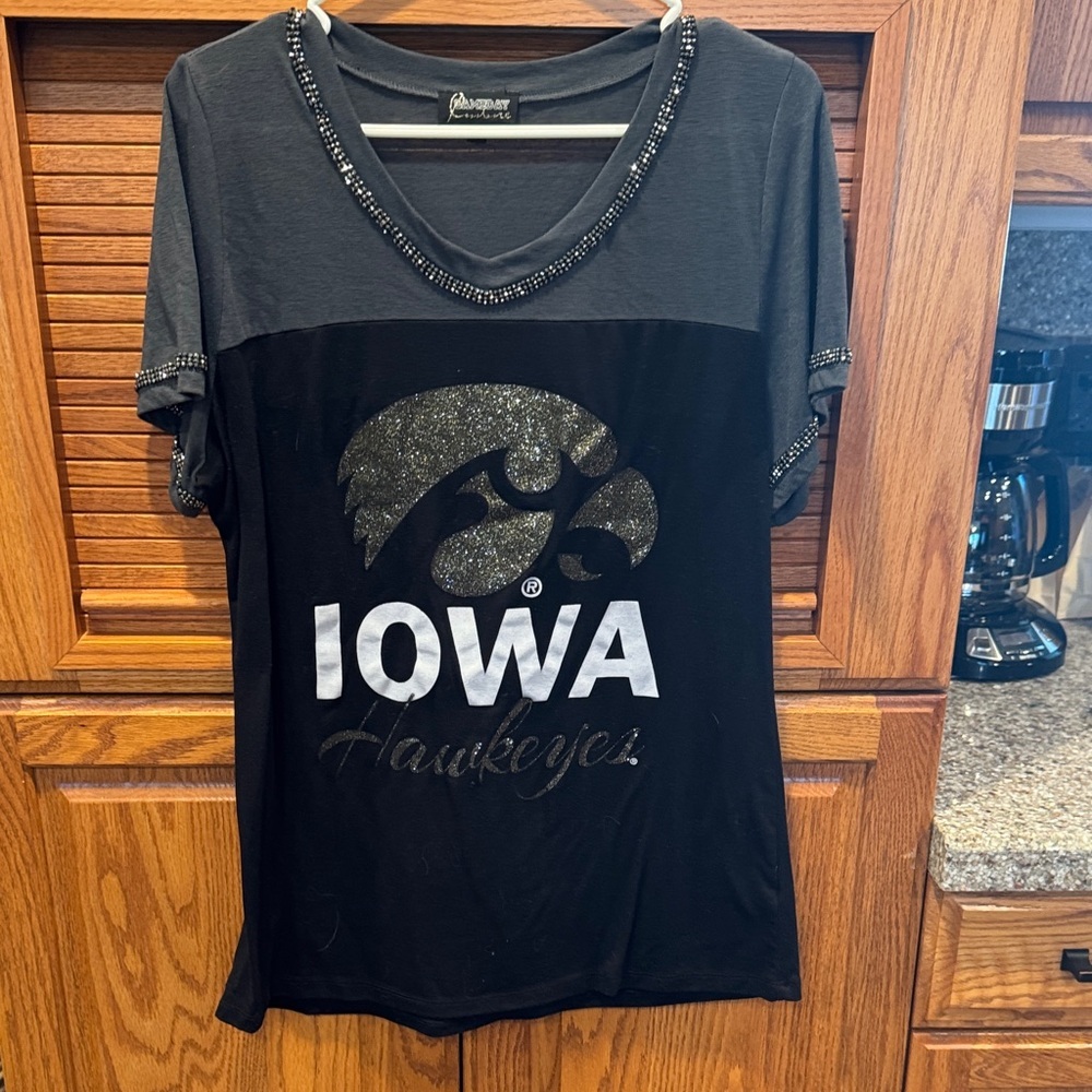 Ameda Women's Black and Gray Iowa Hawkeyes Tee